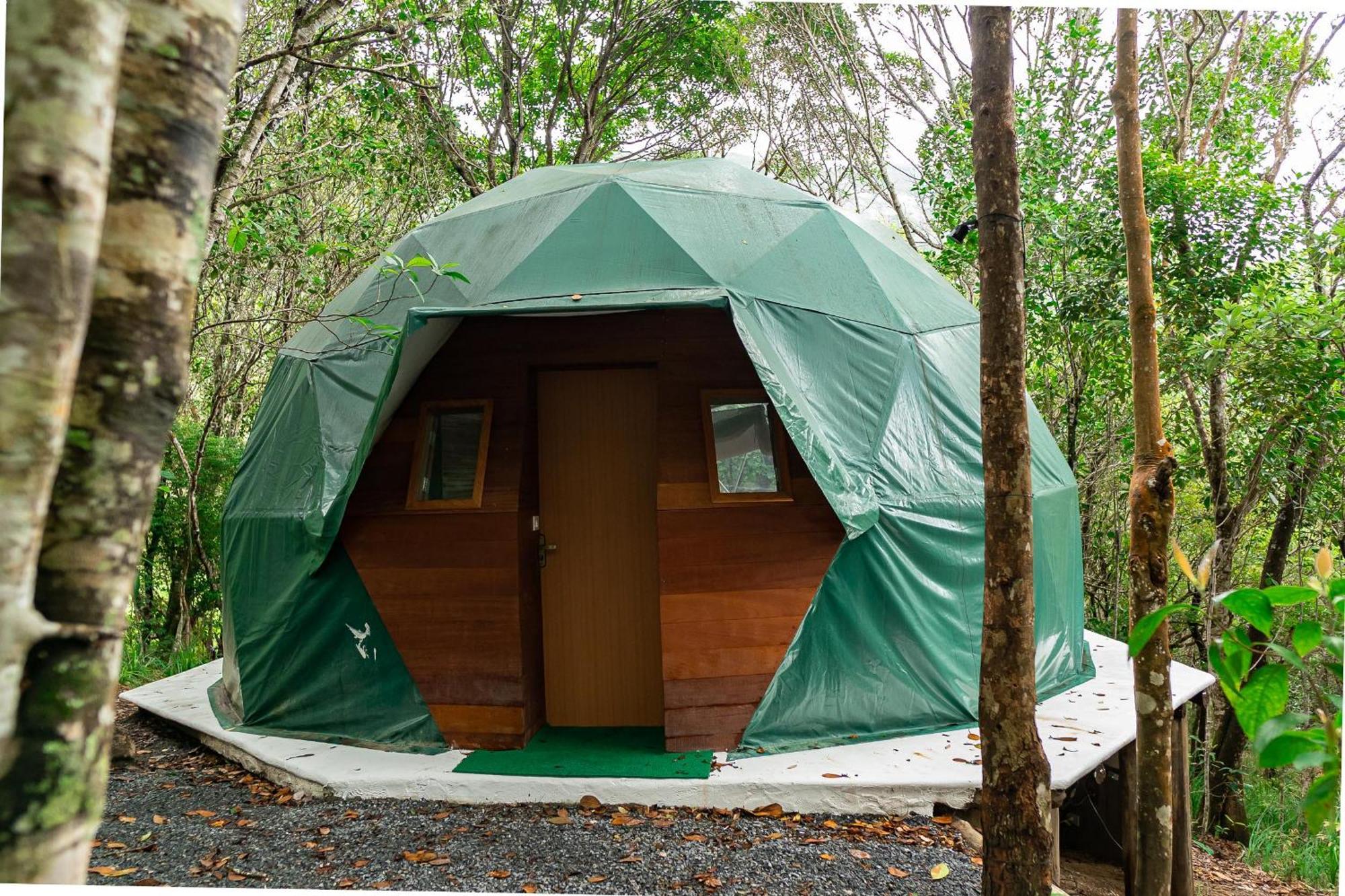 Quarto com Cama King-size e Banheira de Hidromassagem